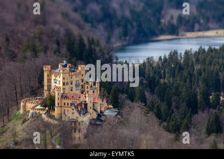 Château de Hohenschwangau Schloss Hohenschwangau, Alpsee Schwansee et - vue aérienne du château de Neuschwanstein avec Tilt Shift toy Banque D'Images