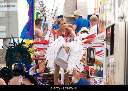 Brighton, East Sussex, UK . 06Th Aug 2015. Les couleurs arc-en-ciel de Brighton Pride Parade se prépare à la mars à Brighton en brise légère et le soleil. photo ©Julia Claxton Claxton Crédit : Julia/Alamy Live News Banque D'Images