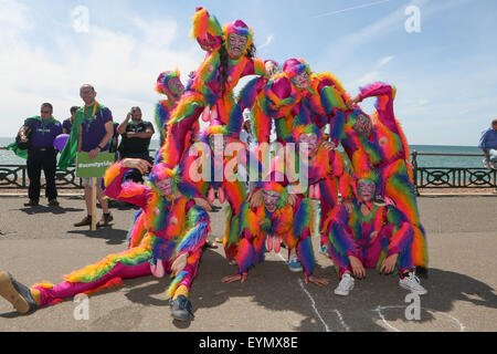 Il s'agit de la parade de Brighton Pride 2015 qui a débuté à Brighton & Hove Seafront à la statue de la paix, Hove Lawns, Hove, East Sussex, Royaume-Uni. 1st août 2015 Banque D'Images