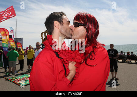 Il s'agit de la parade de Brighton Pride 2015 qui a débuté à Brighton & Hove Seafront à la statue de la paix, Hove Lawns, Hove, East Sussex, Royaume-Uni. 1st août 2015 Banque D'Images