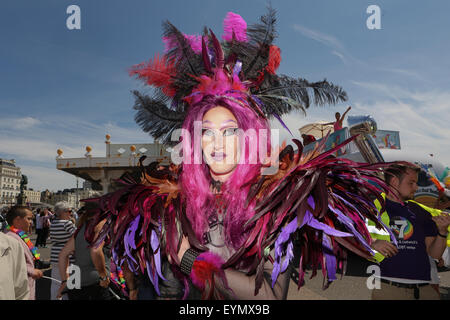 Il s'agit de la parade de Brighton Pride 2015 qui a débuté à Brighton & Hove Seafront à la statue de la paix, Hove Lawns, Hove, East Sussex, Royaume-Uni. 1st août 2015 Banque D'Images