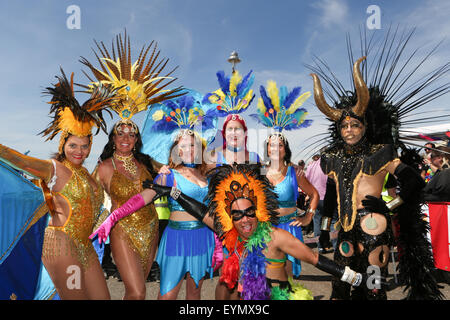 Il s'agit du défilé de Brighton Pride 2015 (image features Beleza School of Samba basé à Brighton), qui a débuté à Brighton & Hove Seafront à la Statue de la paix, Hove Lawns, Hove, East Sussex, Royaume-Uni. 1st août 2015 Banque D'Images