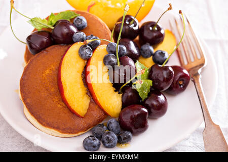 Crêpes de fruits, miel et bleuets Banque D'Images