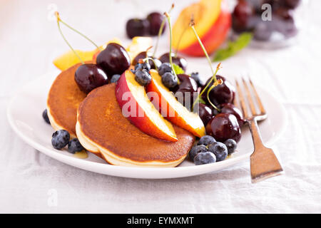 Crêpes de fruits, miel et bleuets Banque D'Images