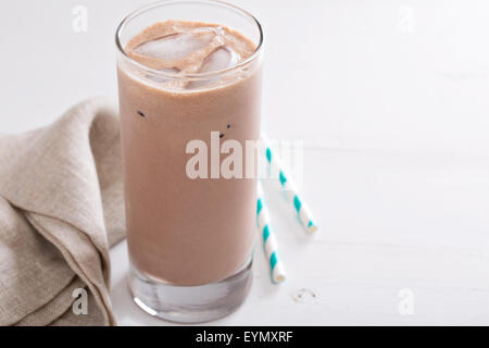 Du chocolat froid dans grand verre avec de la glace Banque D'Images