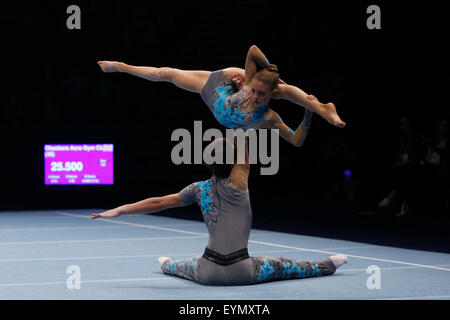 Liverpool, Royaume-Uni. 06Th Aug 2015. La série de championnat de gymnastique Jour 3. Greg Robertson et sa partenaire Lucy Glendenning de l'Kilmarnock Gymnastics Club effectuer leur routine dans l'épreuve de qualification pour la finale de demain du championnat acrobatique britannique. Credit : Action Plus Sport/Alamy Live News Banque D'Images