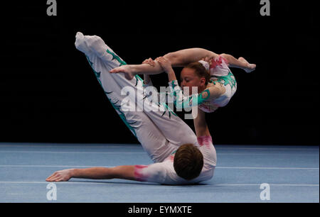 Liverpool, Royaume-Uni. 06Th Aug 2015. La série de championnat de gymnastique Jour 3. Vada Finniear et son partenaire Kenedi Croix des condors Gymnastics Club effectuer leur routine dans l'épreuve de qualification pour la finale de demain du championnat acrobatique britannique. Credit : Action Plus Sport/Alamy Live News Banque D'Images