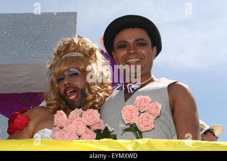 Il s'agit de la parade de Brighton Pride 2015 qui a débuté à Brighton & Hove Seafront à la statue de la paix, Hove Lawns, Hove, East Sussex, Royaume-Uni. 1st août 2015 Banque D'Images