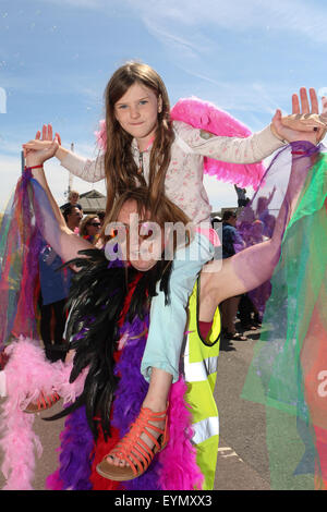 Il s'agit de la parade de Brighton Pride 2015 qui a débuté à Brighton & Hove Seafront à la statue de la paix, Hove Lawns, Hove, East Sussex, Royaume-Uni. 1st août 2015 Banque D'Images