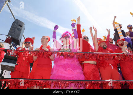 Il s'agit de la parade de Brighton Pride 2015 qui a débuté à Brighton & Hove Seafront à la statue de la paix, Hove Lawns, Hove, East Sussex, Royaume-Uni. 1st août 2015 Banque D'Images