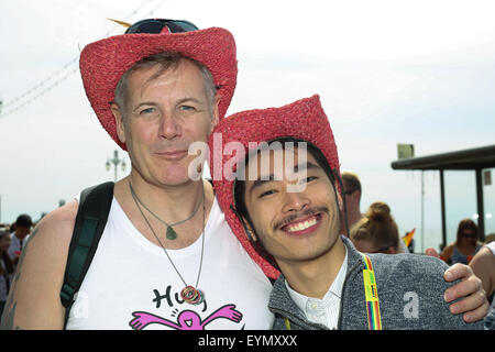 Il s'agit de la parade de Brighton Pride 2015 qui a débuté à Brighton & Hove Seafront à la statue de la paix, Hove Lawns, Hove, East Sussex, Royaume-Uni. 1st août 2015 Banque D'Images