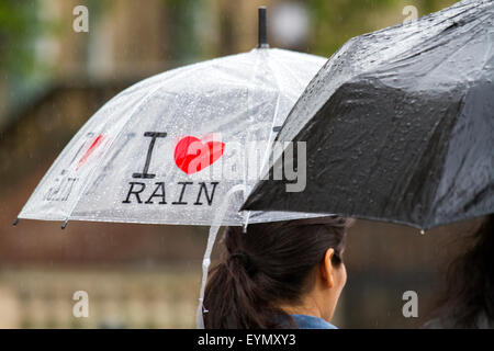 Liverpool, Royaume-Uni. 06Th Aug 2015. S'abriter sous des parapluies pour unseasonal pauvres août météo à Liverpool au 1er août 2015. Credit : Cernan Elias/Alamy Live News Banque D'Images