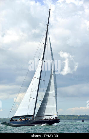 Cowes, île de Wight, au Royaume-Uni. 31 juillet, 2015. La classe J Location de Lionheart (Pays-Bas) racing sur le Solent dans la dernière journée de régates au Royal Yacht Squadron Bicentenaire International Regatta. Rarement vu dans les eaux britanniques, trois J-Class yachts a participé au cours de la semaine, le vainqueur étant Velsheda du Royaume-Uni. Credit : WendyJohnson / Alamy Live News Banque D'Images