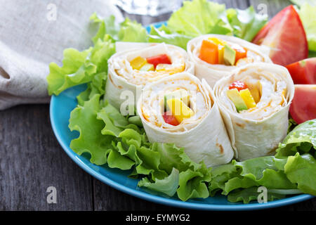 Snack lunch santé tortillas omelette avec légumes et Banque D'Images