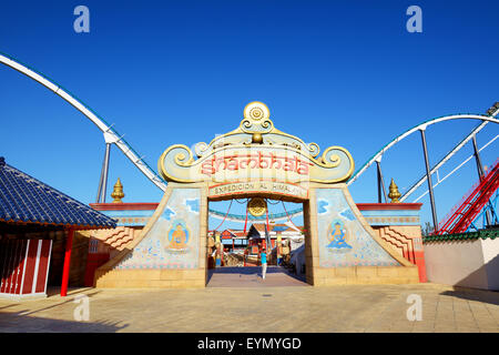 Rollercoaster Shambhala dans le parc à thème Port Aventura, Salou, Espagne Banque D'Images