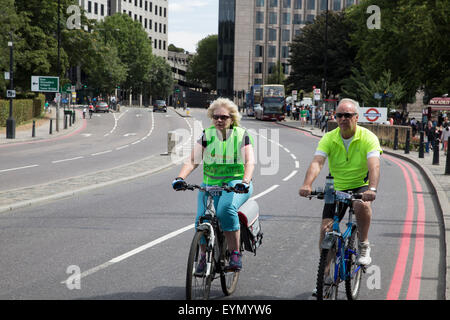 Tower Hill, London, UK, 1er août 2015, une famille de prendre part à la Prudential RideLondon FreeCycl Credit : ©Keith Larby/Alamy Live News Banque D'Images