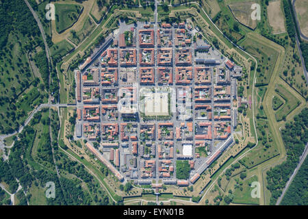 VUE AÉRIENNE VERTICALE.Citadelle octogonale de neuf-Brisach (construite par le célèbre architecte Vauban, elle est un site de l'UNESCO).Haut-Rhin, Alsace, Grand est, France. Banque D'Images