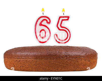 Gâteau d'anniversaire avec des bougies numéro 65 isolé sur fond blanc Banque D'Images