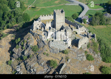 VUE AÉRIENNE.Ruines du château de Cly.Saint-Denis, Vallée d'Aoste, Italie. Banque D'Images