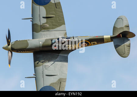 Spitfire. Supermarine Spitfire Mark XVI à un affichage de l'air. Celui-ci est administré par le Biggin Hill Heritage Hangar. RAF Seconde Guerre mondiale avion de chasse Banque D'Images