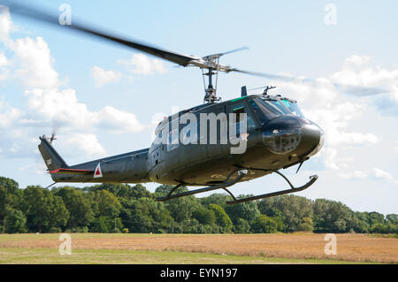 Un hélicoptère Bell UH-1 'Huey' rendu célèbre dans la guerre du Vietnam, et présenté dans des films tels que Apocalypse Now. Utilisé par les forces armées américaines Banque D'Images