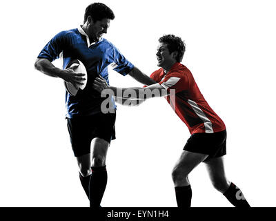 L'un des hommes de race blanche rugby joueurs en silhouette studio isolé sur fond blanc Banque D'Images