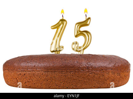 Gâteau d'anniversaire avec des bougies numéro 15 isolé sur fond blanc Banque D'Images