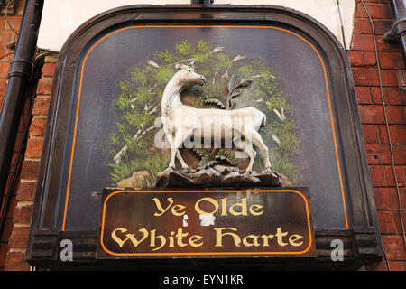 Signe pour Ye Olde White Harte pub à Hull, en Angleterre. Le signe porte un bas-relief hart. Banque D'Images