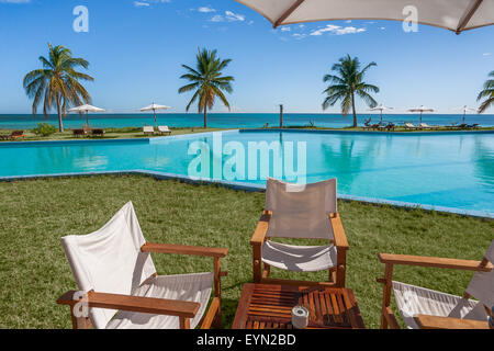 Terrasse sur la pelouse en face de la piscine et la mer Banque D'Images