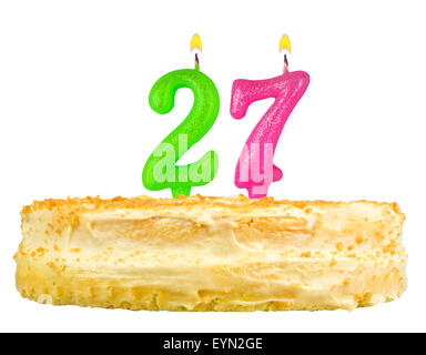 Gâteau d'anniversaire avec des bougies numéro vingt-sept isolé sur fond blanc Banque D'Images