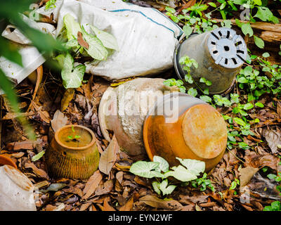 Vieux pots de laisser sur le terrain Banque D'Images