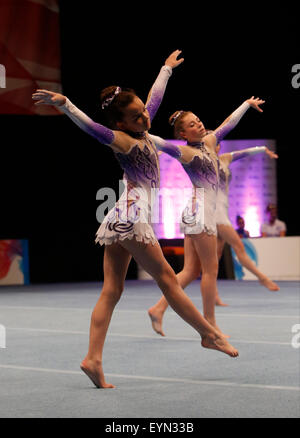 Liverpool, Royaume-Uni. 06Th Aug 2015. La série de championnat de gymnastique Jour 3. Phoebe Morton, Olivia Foster et Ellie Holt de la Rotherham Gymnastics Club effectuer leur routine dans l'épreuve de qualification pour la finale de demain du championnat acrobatique britannique. Credit : Action Plus Sport/Alamy Live News Banque D'Images