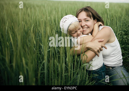 Mère fille avec champ au printemps Banque D'Images