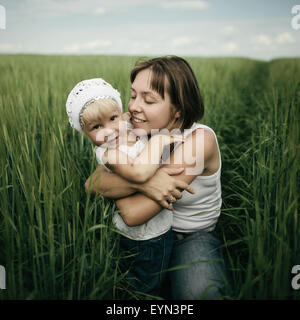 Mère fille avec champ au printemps Banque D'Images