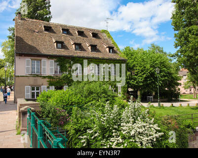 STRASBOURG, FRANCE - Le 9 mai 2015 : beer bar Bierstube ou dans le centre de Strasbourg, capitale de la région Alsace en France. Banque D'Images