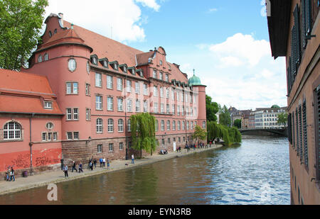 STRASBOURG, FRANCE - Le 9 mai 2015 : Canal et belle architecture dans le centre de Strasbourg, capitale de l'Alsace, France Banque D'Images