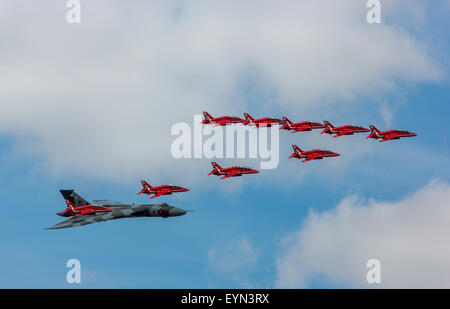 Historique d'un Avro Vulcan V Bomber avec une flèche rouge du moment faire un fly-by au Royal International Air Tattoo à Fairford RAF Banque D'Images