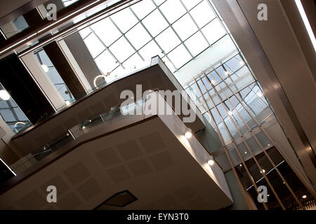 À l'atrium de la bibliothèque à l'Université de Leeds Laidlaw Banque D'Images