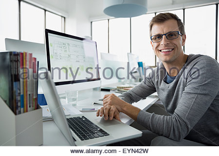 Portrait of smiling architect working at laptop et l'ordinateur