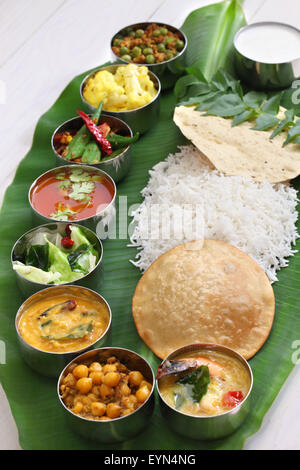 Repas servis sur des feuilles de banane, une cuisine traditionnelle d'Inde du sud Banque D'Images