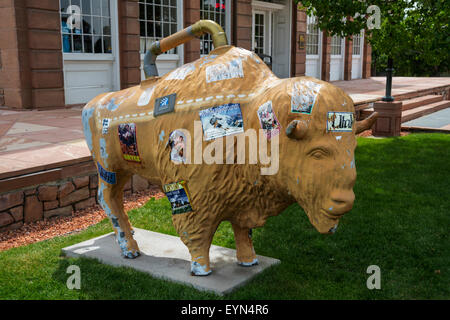 Statue de bison jaune près de la salle du Conseil , Salt Lake City, capitale et la ville la plus peuplée de l'état de l'Utah, USA Banque D'Images