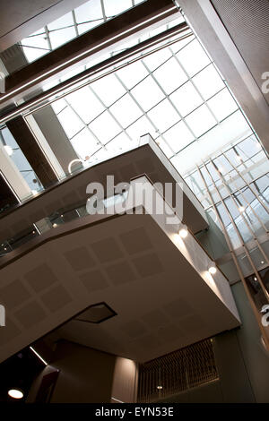 À l'atrium de la bibliothèque à l'Université de Leeds Laidlaw Banque D'Images