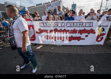 Varsovie, Pologne. 1er août 2015. Les participants du 71e anniversaire de Varsovie Uprsing recueillis en centre-ville de Varsovie. Credit : kpzfoto/Alamy Live News Banque D'Images