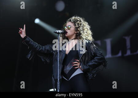 Penrith, Cumbria, Royaume-Uni. 1er août 2015. Ella Eyre il se produit sur la scène principale à Kendal appelant 2015 Crédit : SJN. s/Alamy Live News Banque D'Images