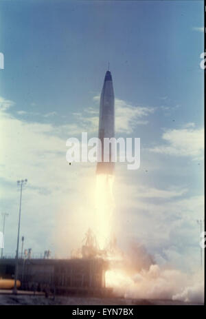 Image de la collection Atlas Negative montrant une photographie historique préservée, documentant un moment important de l'aviation. Banque D'Images