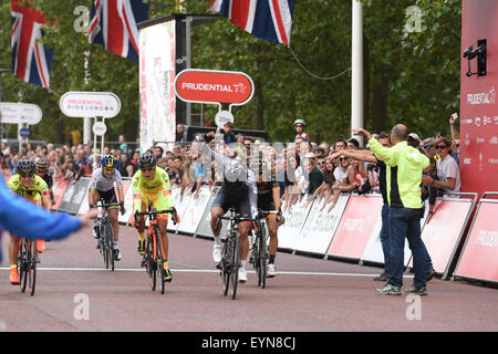 Londres, Royaume-Uni. 1er août 2015. Barbara Guarischi Velocio (Sports) gagne le Prudential RideLondon Grand Prix sur le Mall, Londres, Royaume-Uni le 1 août 2015. La course, qui a débuté à Horse Guards Parade et fini sur le Mall, comportait plusieurs des meilleurs cyclistes professionnels féminins et a été remporté par Barbara Guarischi Velocio (Sports) Crédit : Andrew Peat/Alamy Live News Banque D'Images