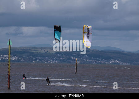 Au large de la batterie, 1er août 2015 Heysham, une journée ensoleillée avec breeze on-shore a le vent sur les surfeurs de la baie de Morecambe, le premier jour du mois d'août, les températures pour le rets du mois doit être une moyenne avec elle devenir bove glacière vers la fin du mois d'août alors que nous allons en à septembre Crédit : David Billinge/Alamy Live News Banque D'Images