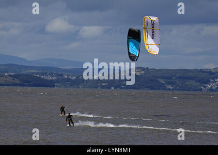 Au large de la batterie, 1er août 2015 Heysham, une journée ensoleillée avec breeze on-shore a le vent sur les surfeurs de la baie de Morecambe, le premier jour du mois d'août, les températures pour le rets du mois doit être une moyenne avec elle devenir bove glacière vers la fin du mois d'août alors que nous allons en à septembre Crédit : David Billinge/Alamy Live News Banque D'Images