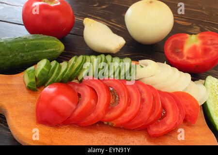 Se coucher sur une planche en bois Tomates, concombres, oignons Banque D'Images