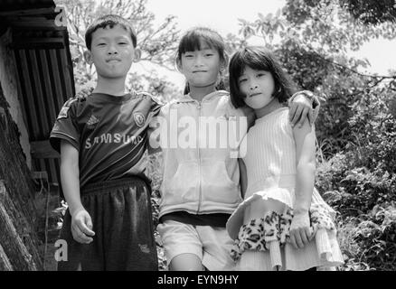 Trois jeunes enfants Standing together with copy space Banque D'Images